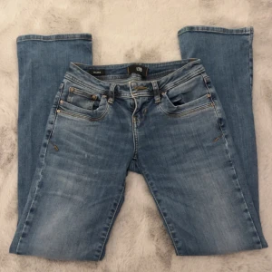 Ltb jeans valerie - Lågmidjade ltb jeans med bootcut i modellen valerie. Liten fläck på benet som förmodligen går bort i tvätten! Hör av dig vid frågor💖