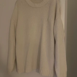 Vit stickad tröja från NA-KD - Mysig vit stickad tröja från NA-KD i storlek S. Tröjan har en klassisk design med långa ärmar och ribbade kanter vid hals, ärmslut och tröjans nederkant. 