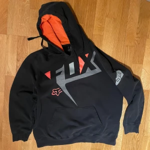 Fox Racing hoodie - As snygg Fox hoodie🦊🔥🔥Har ett litet hål på framsidan men syns knappast, står L men passar också som en medium 🫡