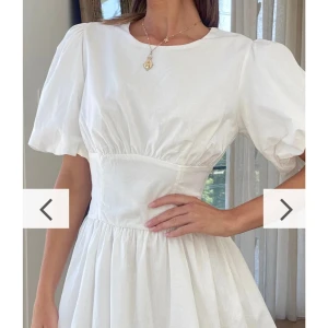 Vit klänning  - Säljer en vit klänning som kan vara perfekt till studenten till exempel. Prislappen finns kvar! Jag köpte den på hemsidan Billy j som är en hemsida från Australien. Det gick inte att lämna tillbaka denna klänningen och därmed säljer jag den här och hoppas någon är intresserad. Den kosta 489kr, och frakten 800kr pga tull… Därmed ligger priset på 500kr. Priset går såklart att diskuteras☺️Storleken är 10, alltså 38/M i svensk betydelse!