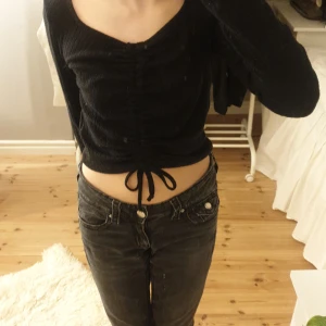 Svart ribbad topp med knyt - Svart topp med knyte där fram. Man kan justera den precis som man vill💞💞