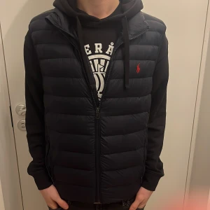 Polo Ralph Lauren väst Mörkblå - Tja, säljer denna sprillans nya Polo Ralph Lauren västen. Använd 3-4 gånger och är bra nu till våren. Pris kan diskuteras. Nypris 3395