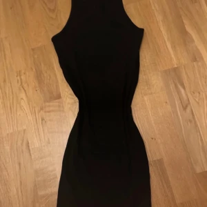 Svart ärmlös klänning - Snygg svart ärmlös klänning i en tight passform. Perfekt för en stilren look. Klänningen är enkel och elegant, vilket gör den lätt att matcha med olika accessoarer. (Den är helt ny med lapp på, köpte den i somras på hm men när jag testa den hemma var den lite stor så kom aldrig till användning💕)