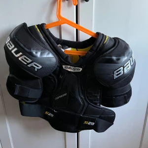 Bauer supreme s29 magplatta/axelskydd - Bauer supreme s29 magplatta/axelskydd. Helt perfekt skick sitter som vanligt. Storlek M. 1000kr nypris.