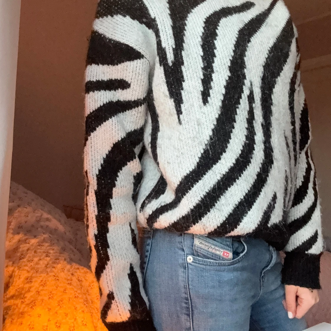 Zebramönstrad stickad tröja