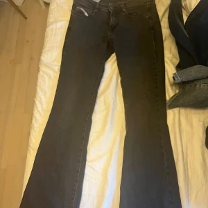Bootcut Jeans 1969 D-Ebbey Opfas - Snygga svarta bootcut jeans med klassisk design. Midjemått tvärsöver är 37,5 cm och innerbenslängden är 82