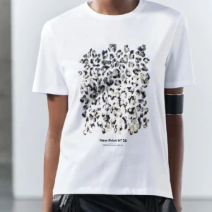 Zara t-shirt - Snygg vit t-shirt från Zara med ett coolt leopardtryck på framsidan. Knappt använd och i nyttskick🥰