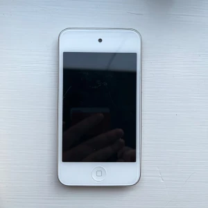 Intressekoll på IPod gen 4💗 - Funderar på att sälja min IPod gen 4, 8gb då jag helt enkelt inte använder den längre. Fungerar som den ska och har en assnice kamerakvalitet💘 