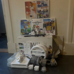 Wii med spel och tillbehör  - Hej Jag har köpt ett Nintendo för ett tag sen och har inte haft tid att spela, det har allt du behöver för att kunna spela med vänner och familj. Jag har köpt hela paketet som tex, speciall kontakt så man kan koppla hdmi till en ny tv, både rattar till Mario Kart, joysticks för en bättre upplevelse och skydd till kontrollerna. Alla sladdra och sensoren kommer på köpet. Jag har köpt allt för ca 3000 kr och då räknar jag inte med spelen. Priset är diskuterings bart vid en snabb affär.  Har du någr