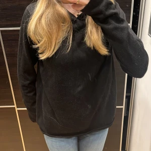 Svart hoodie - Svart hoodie som används fåtal gånger och är väldigt bekväm 