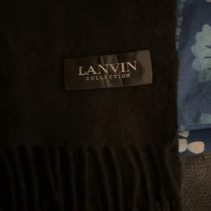 Grisch lanvin halsduk scarf  - Halsduk från lanvin, väldigt bra skick 10/10. Nypris 1500 mitt pris 500. Om du har några frågor eller är intresserad är de bra att skriva var dock inte box eller något sånt eftersom de va en present.          