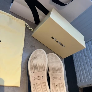 Arigato  - Axel Arigato skor storlek 42, Bara skor ingår 