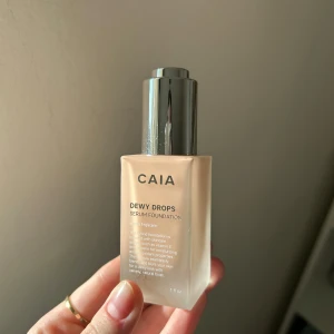 CAIA Dewy Drops Serum Foundation - Säljer en CAIA Dewy Drops Serum Foundation i nyansen 10W. perfekt för en återfuktad look. Testad max 2 gånger, i princip helt full. men passade dessvärre inte min hudtyp. Mångas favorit! Säljes därför billigt 💕Nyrpis: 345:-  