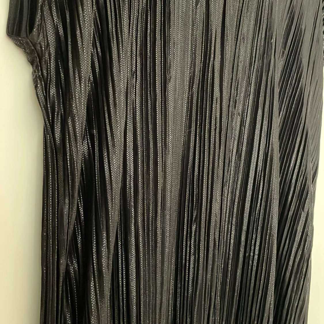 Svart plisserad klänning från Real - 3