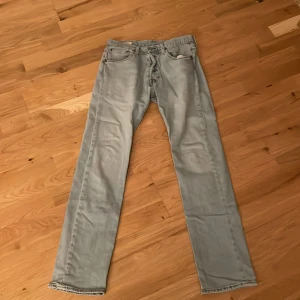 Levis 501 Jeans - Ett par schyssta 501 jeans från Levis i den klassiska ljusblåa färgen, säljer de då jag har växt ur byxorna. Använda en del men har tagit hand om de väldigt väl. Nypris låg på runt 1000kr.