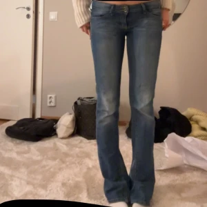 Lågmidjade jeans - Snygga lågmidjade jeans från Mango som jag sytt ut själv till mer bootcut. Sparsamt använda🥰jag är 171 som referens