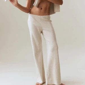 Finstickade byxor  - Säljer dessa populära stickade byxor från h&m. Sååå sköna och snygga. Säljer då jag har ett par till🤍 Älskaaar