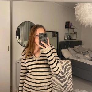 Långärmad tröja - Superskön långärmad tröja❤️  (Har vanligt vis storlek xs därför är den lite stor på mig)