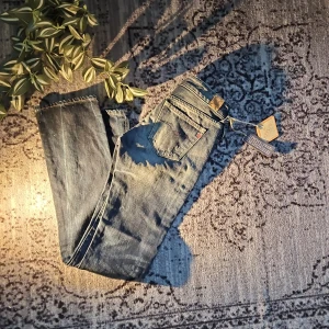 Blå jeans från Replay - Snygga blå jeans från Replay med en straight passform. De har klassiska fem fickor och en diskret broderad detalj på bakfickan. Perfekta för en avslappnad stil.