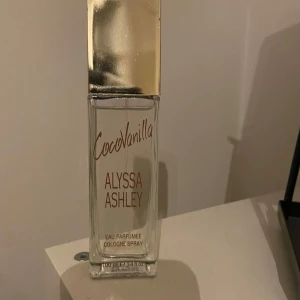 CocoVanilla 100 ml  - Säljer en flaska CocoVanilla Eau Parfumée från Alyssa Ashley. Flaskan innehåller 100 ml. Ändast testad, Säljer då jag köpte fel 💗