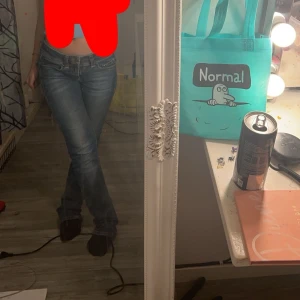 lågmidjade jeans, använt en gång🤍 - Snygga blå jeansbyxor med en klassisk design. De har en tight passform och är lågmidjade, vilket ger en modern look. Perfekta för en avslappnad stil.