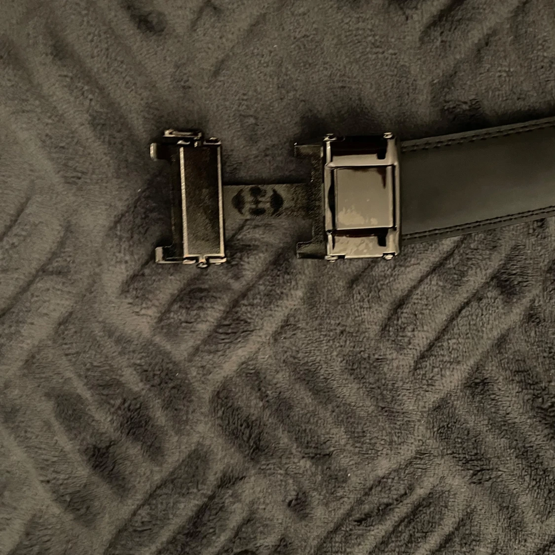 Svart bälte med H-spänne - 2