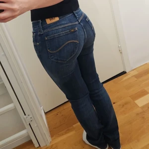 Lee jeans W27 L31 - Lågmidjade mörkblå Lee jeans i straight fit, W27 L31. Jätte sköna och så stretchiga, midjemått 74cm innerbenslängd 75/76cm (se bilden hur dem är mätna) Nyskick, använda 2 gånger.