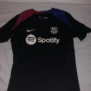 Svart fotbollströja från Nike - Säljer en helt ny barca tröja, har använt den max 4 gånger. Tröjan passar till allt oavsett vilken stil man har. Har du några frågor eller funderingar skriv gärna på!☺️