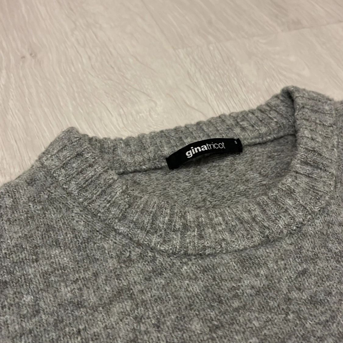 Grå stickad tröja från Gina Tricot - 1