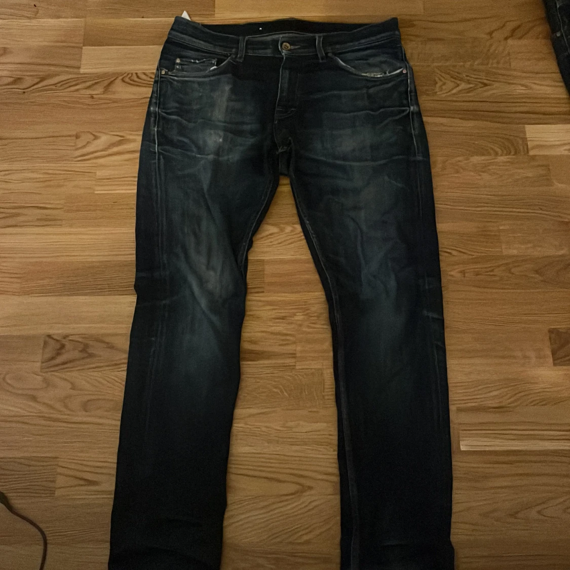 Mörkblå jeans med slitningar