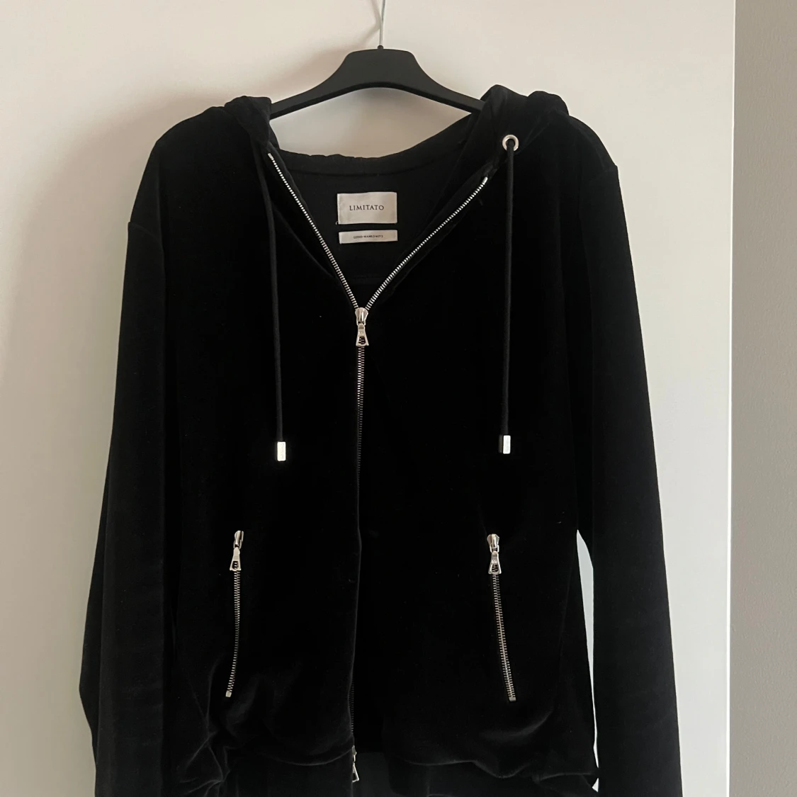 Svart hoodie från Limitato