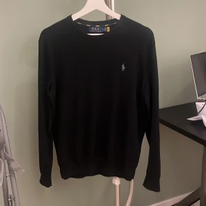 Svart tröja från Ralph Lauren - Säljer en stilren svart tröja från Ralph Lauren i Pima bomull. Storlek M använd ett par gånger skick 8/10. 