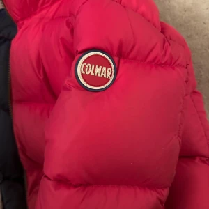 Colmar jacka med pälsluva  - Colmar jacka med pälsluva  146-152  Motsvarar ca xxs  Behöver en tvätt någon fläck efter skidresa En liten reva, därav en Patch på Jackan kan bytas mot enfärgad platschef eller annat motiv 