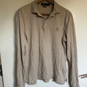 Beige pikétröja från Ralph Lauren - Snygg piké som tyvärr blivit för liten, storlek M