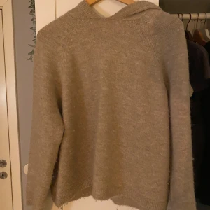 Beige stickad hoodie - Stickad hoodie den Gina 💕 knappt använt den och är inte nopprig. Aldrig tvättad heller. Skriv om ni vill ha fler bilder eller frågor om tröjan 💕