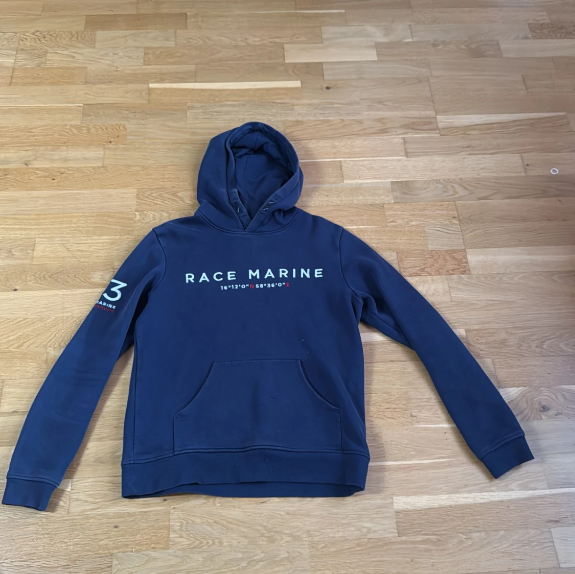 Mörkblå hoodie från Race Marine