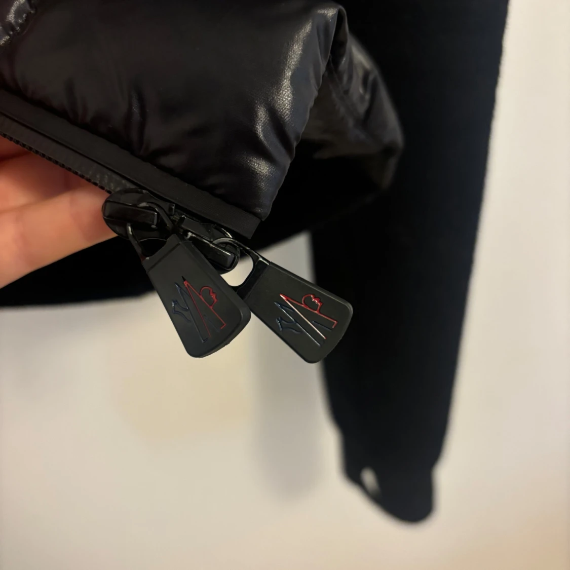 Svart dunjacka Moncler med huva - 4