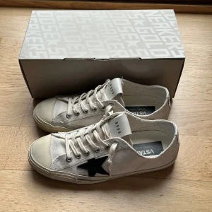 Golden Goose vstar2  - Säljer mina golden goose vstar2 skor, bra skick, använda fåtal gånger. Nypris 6700 kvitto och allt ingår!