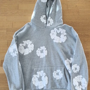 Denim Tears hoodie | strl. L - Säljer en Denim Tears hoodie i storlek L. Nyskick då den är använd nån enstaka gång, Tjock och riktigt bra kvalitet. Själv är jag 191 cm, 74 kg, har ofta M-L på hoodies och denna passar mig perfekt. Kan dock ej verifiera dess äkthet och säljes i befintligt skick