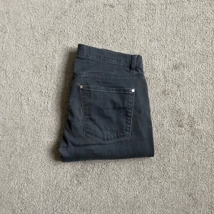 Acne Studios Jeans - Acne Studios ’Max Darko’ jeans | Size: 31/32, skriv till mig för mått. | Skick: 8/10, små fläckar på knät, syns knappt vid användning. | Bara byxorna ingår. | Pris: 549kr, kan gå ner vid snabb affär! | Skriv vid frågor & funderingar!