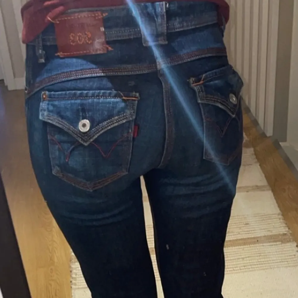 Jättefina jeans från miss Edwin 503. Dem är bootcut. Midjemått tvärs över ca 37 samt innerbens mått 75. Storlek 27x32.. Farkut & Housut.