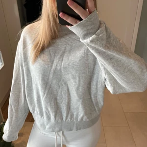 Grå tröja från Weekday - Säljer en stilren grå tröja från Weekday i storlek xs💗