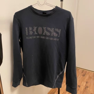 Hugo boss kofta - Säljer en stilren marinblå tröja från Hugo Boss med lång ärm och ett  Boss-tryck på framsidan. Perfekt för en casual look. Gammal model går ej att hitta på hemsidan!