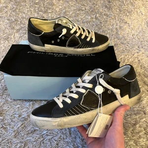 Nya Philippe Model - Säljer dessa sprillans Philippe Model perfekte till våren! | Distressed design. | Storlek 40. | Alla orginal tillbehör! | Ställ gärna frågor! 