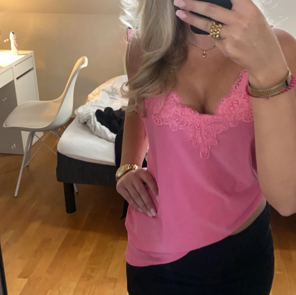 Rosa linne med spetsdetaljer