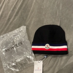Moncler mössa  - Helt ny aldrig andvänd 