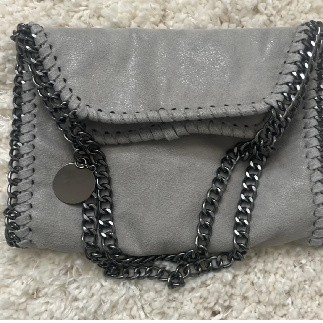 Grå axelväska med kedjedetaljer