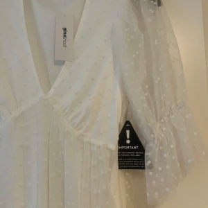 Vit prickig klänning från Gina Tricot - Säljer en söt vit klänning från Gina Tricot med prickigt mönster. Klänningen har en v-ringad design och transparenta ärmar med volangdetaljer. Perfekt för en sommaren eller student💕 säljer då jag har hittat en annan klänning till studenten💕 endast testad alla lappar kvar ny pris 800 mitt pris 300💕