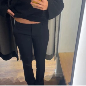 Svarta kostymbyxor - Bil bok’s  slutsålda lågmidjade kostymbyxor! Modellen ”Vera”, säljer de då de är för små för mig. De passar mig bra på längden (jag är 166 men de skulle nog passa någon som är kortare/längre) Knappt använda så i väldigt gott skick. Ny pris: 499kr. Egna bilder kan skickas!