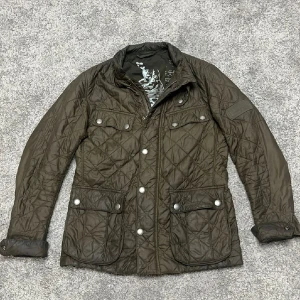 Barbour quilt jacka - Fet barbour jacka, litet märke på ena armbågen annars jättefint skick